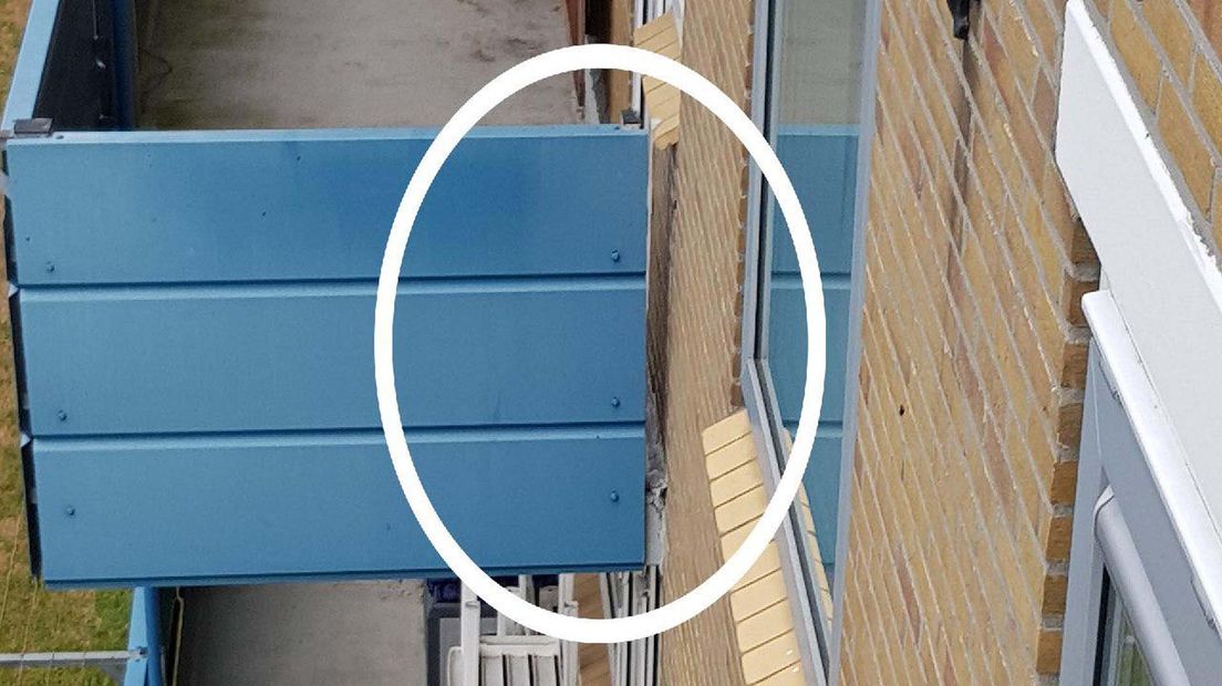 Ruimte tussen de muur en een balkon aan de Couperusstraat