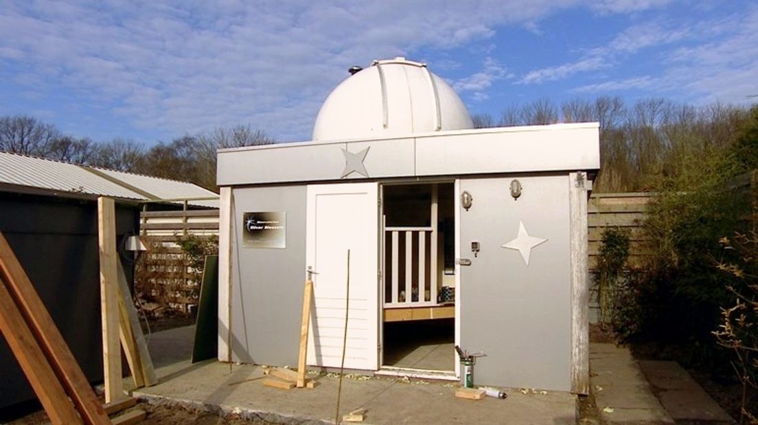 Een van de observatoria in de tuin van Klaas Jobse in Oostkapelle