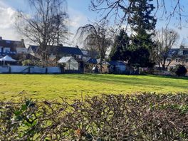 Passen en meten op een plantsoen om woningen te realiseren
