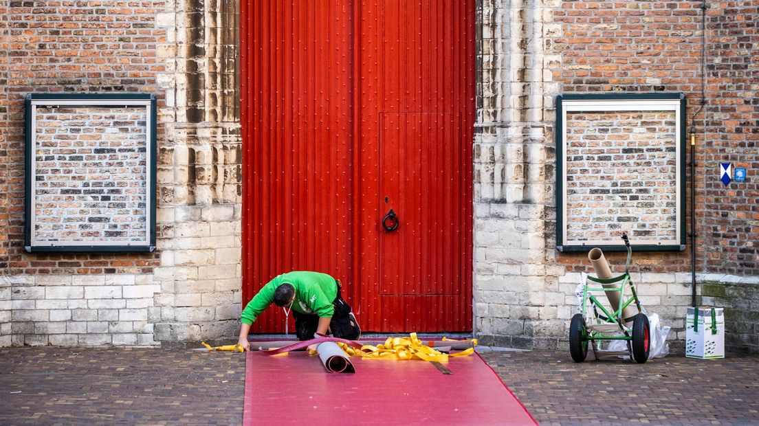 Via deze rode loper gaan alle gasten naar binnen