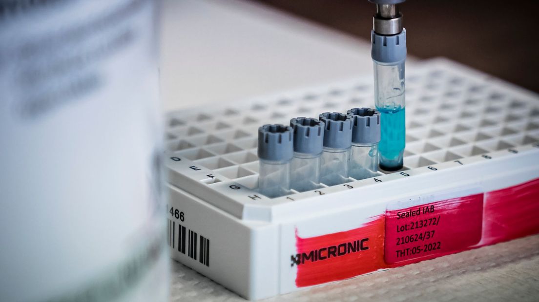 Een coronatest wordt onderzocht