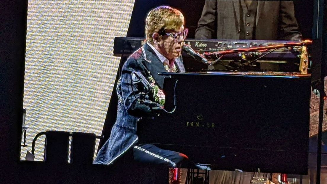 Elton John is begonnen met zijn concert in GelreDome