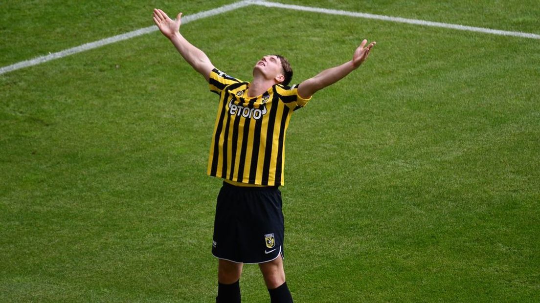 Pool Bialek is de bevrijder van Vitesse met twee goals.