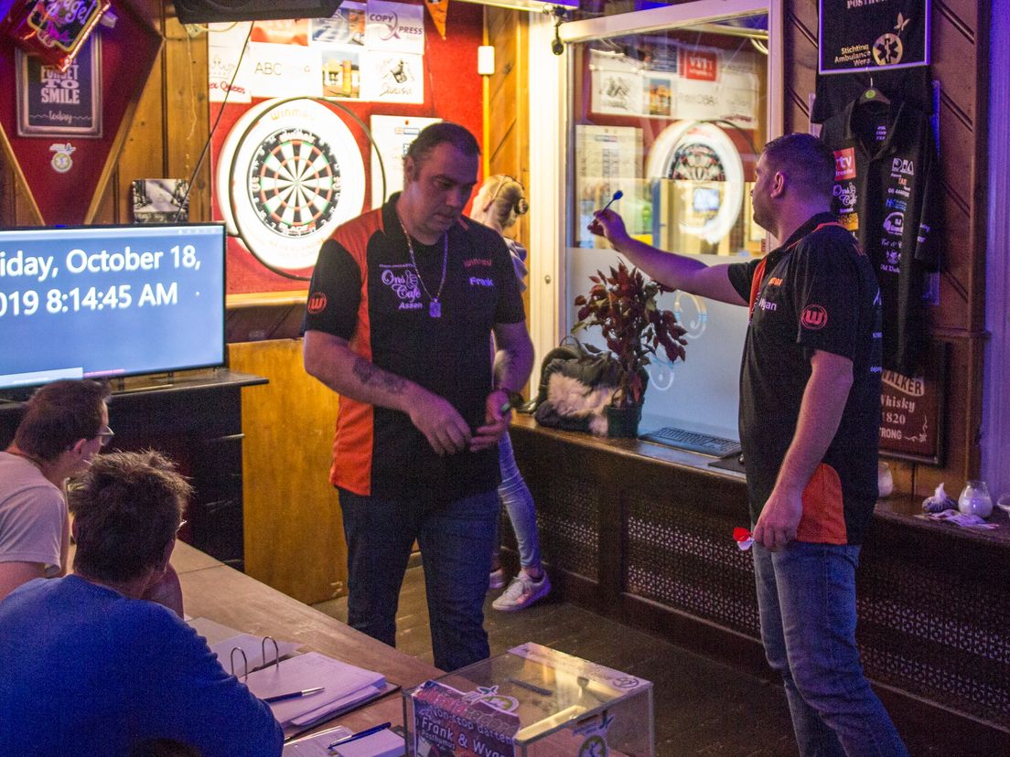 De mannen zijn vrijdagochtend met de recordpoging gestart (Rechten: RTV Drenthe/Robbert Oosting)