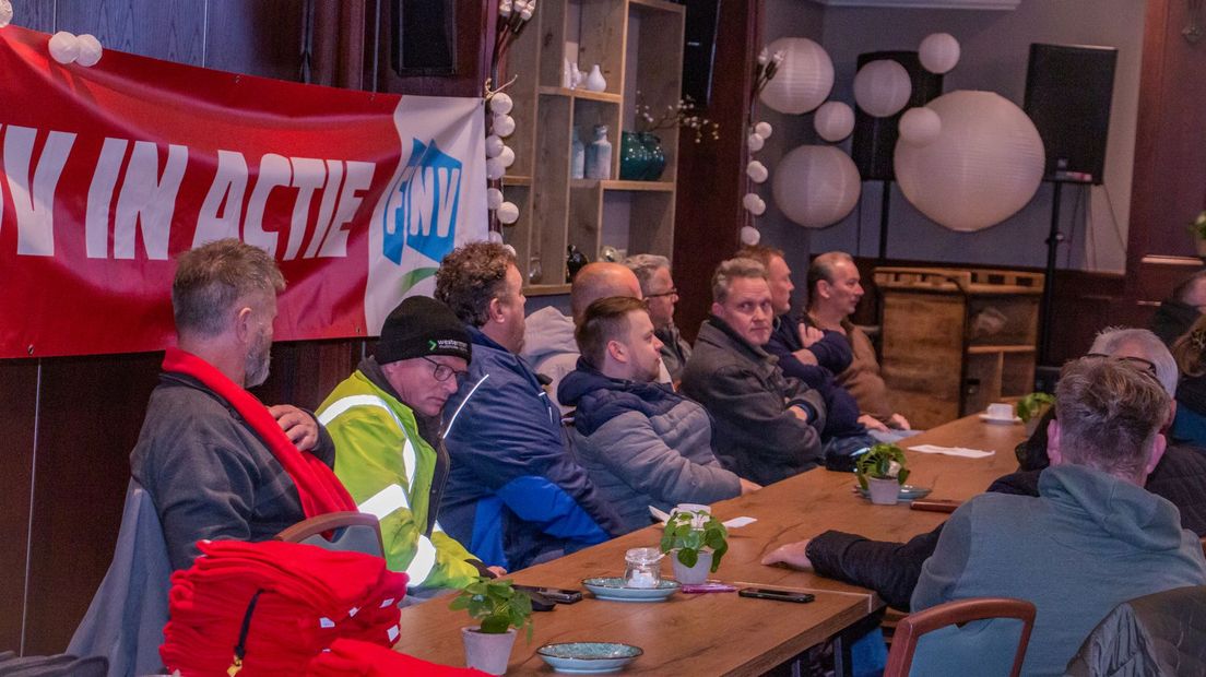 Een deel van de stakende personeelsleden verzamelden zich vrijdagochtend in De Zaal in Hardenberg.