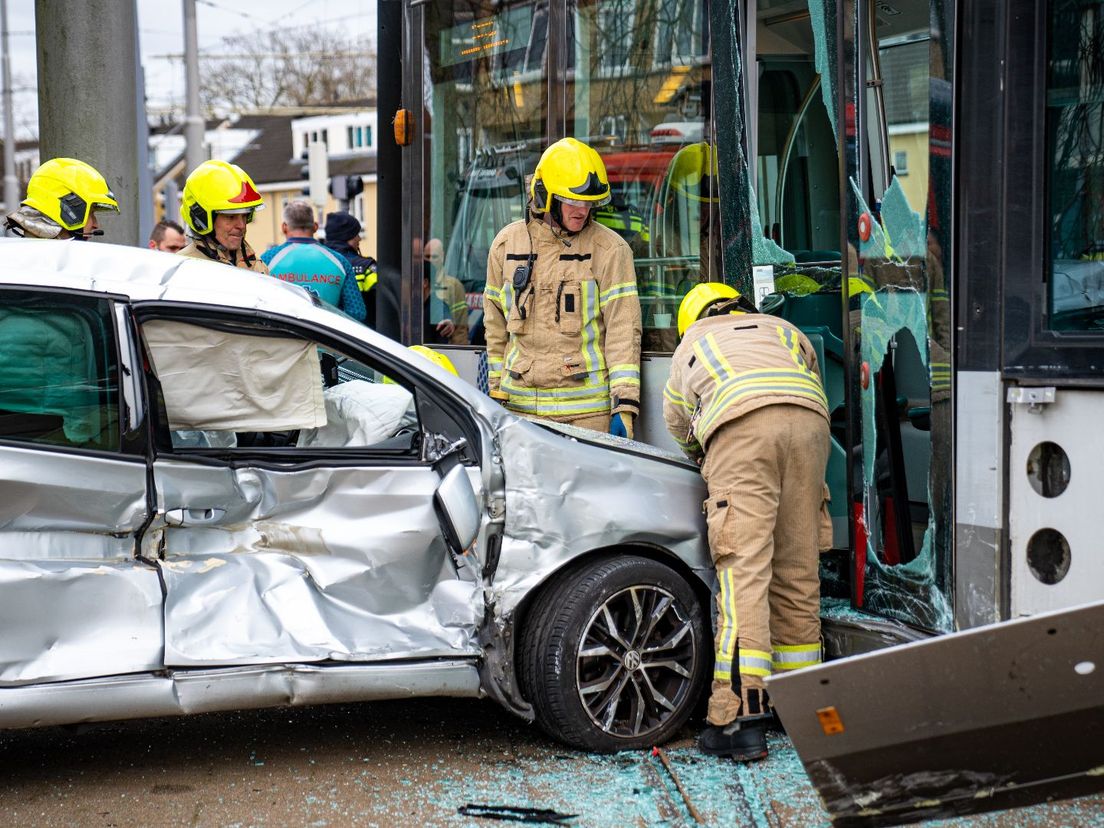 Veel schade bij botsing auto tegen tram