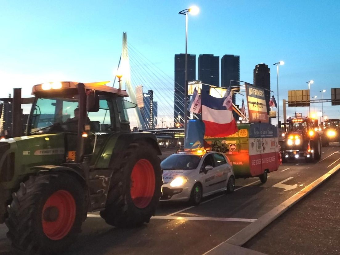 Tientallen tractors op de Erasmusbrug gaan protesteren in Den Haag