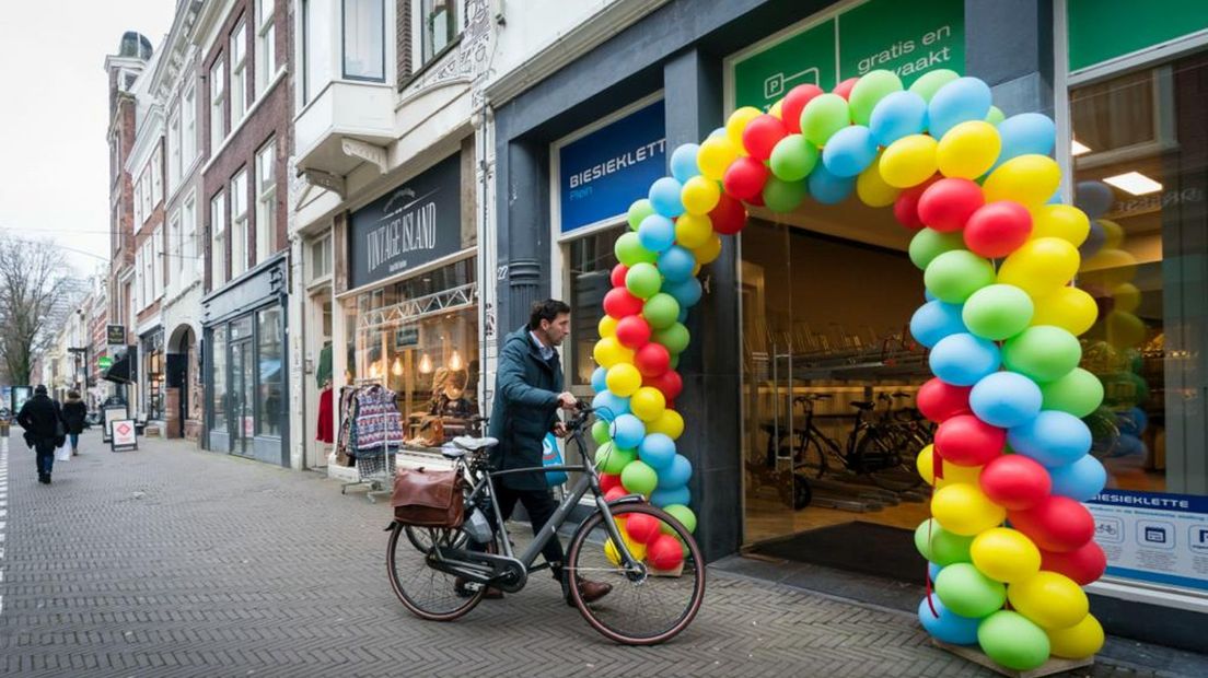 Wethouder Robert van Asten parkeert als eerste zijn fiets in de nieuwe stalling