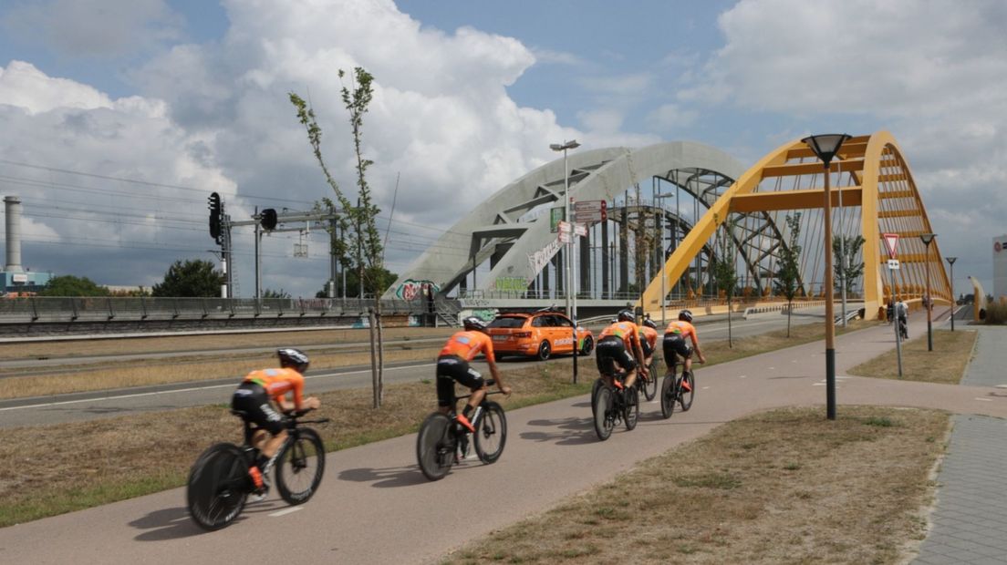 De Baskische wielerploeg Euskatel-Euskadi op verkenning bij de Hogeweidebrug in Utrecht.