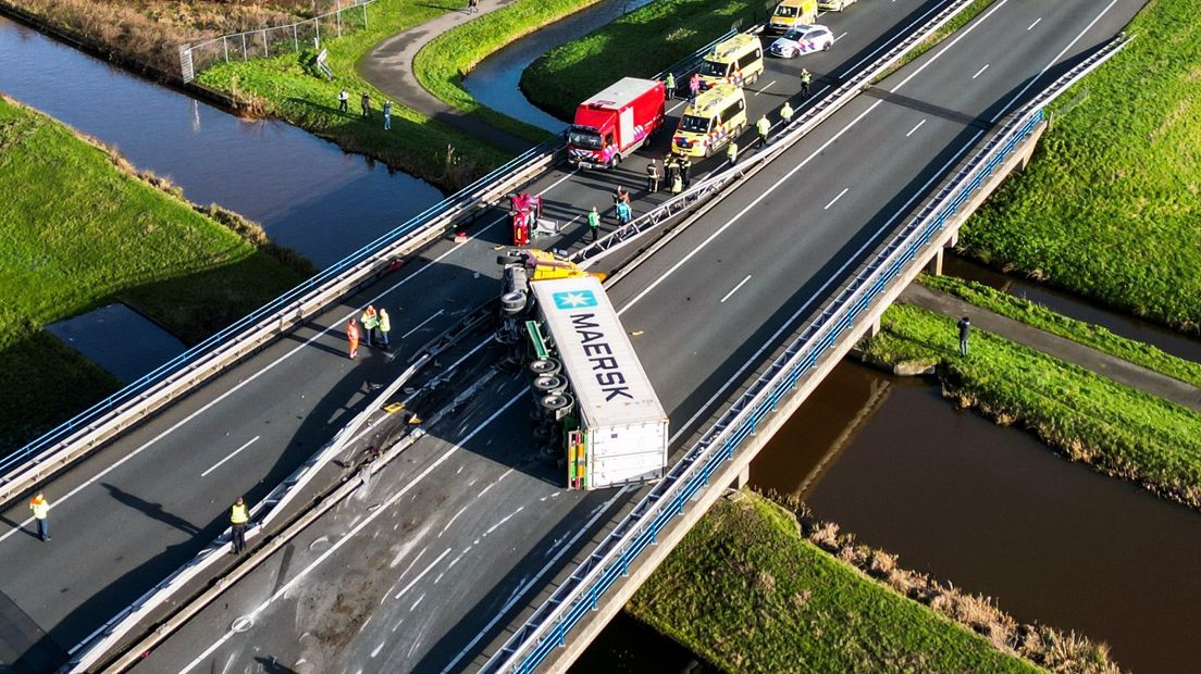 De vrachtwagen kwam op beide weghelften terecht