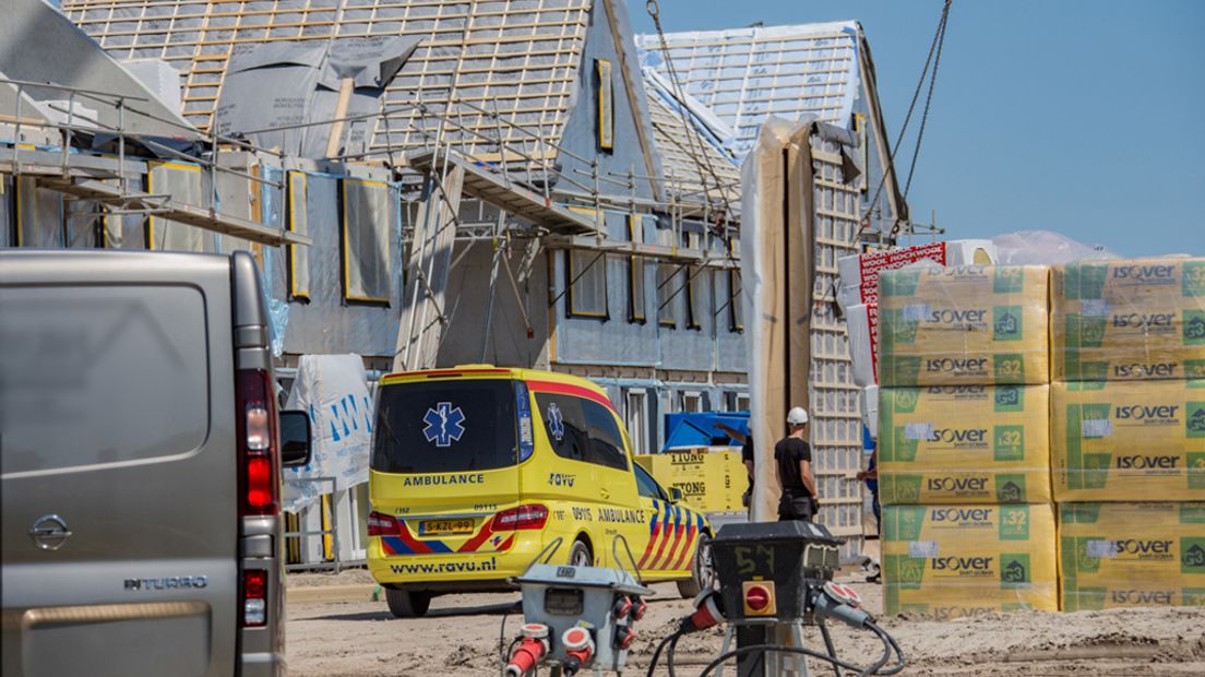 Een ambulance heeft de gewonde naar het ziekenhuis gebracht.
