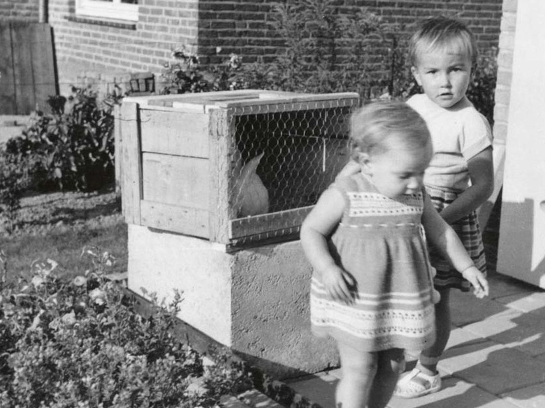 Marion Koopmans (rechts) met zus Helmi bij het konijnenhok in Steyl