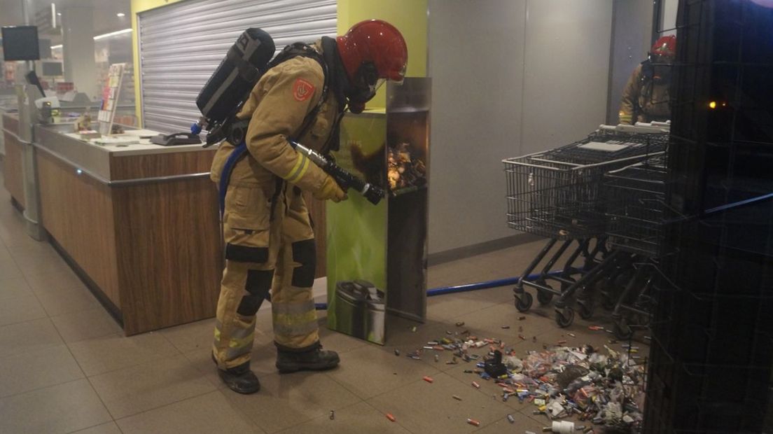De brandweer was snel ter plaatse, de batterijen liggen op de grond