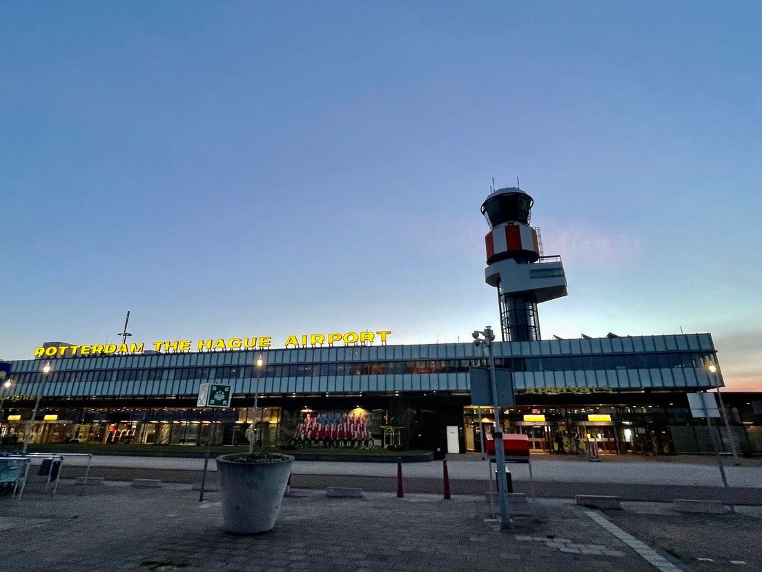 Rotterdam The Hague Airport in het ochtendlicht vlak voor vertrek van de vroege vlucht van Transavia naar Faro