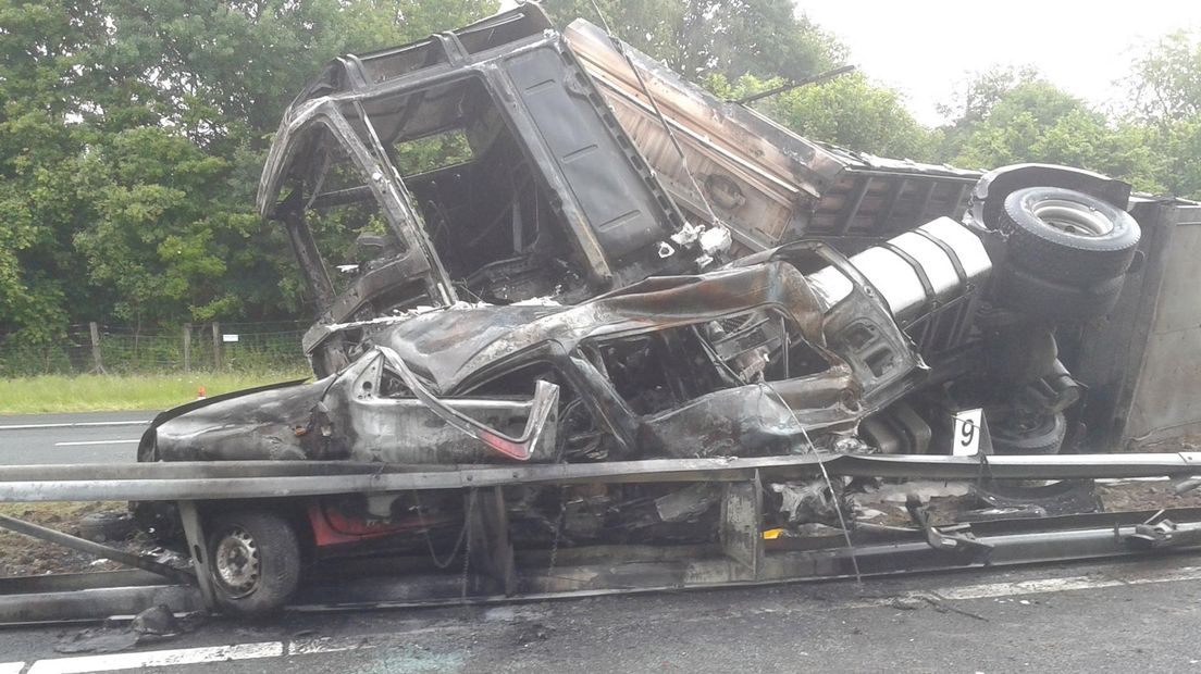 Wrakken na ongeluk A1 Oldenzaal