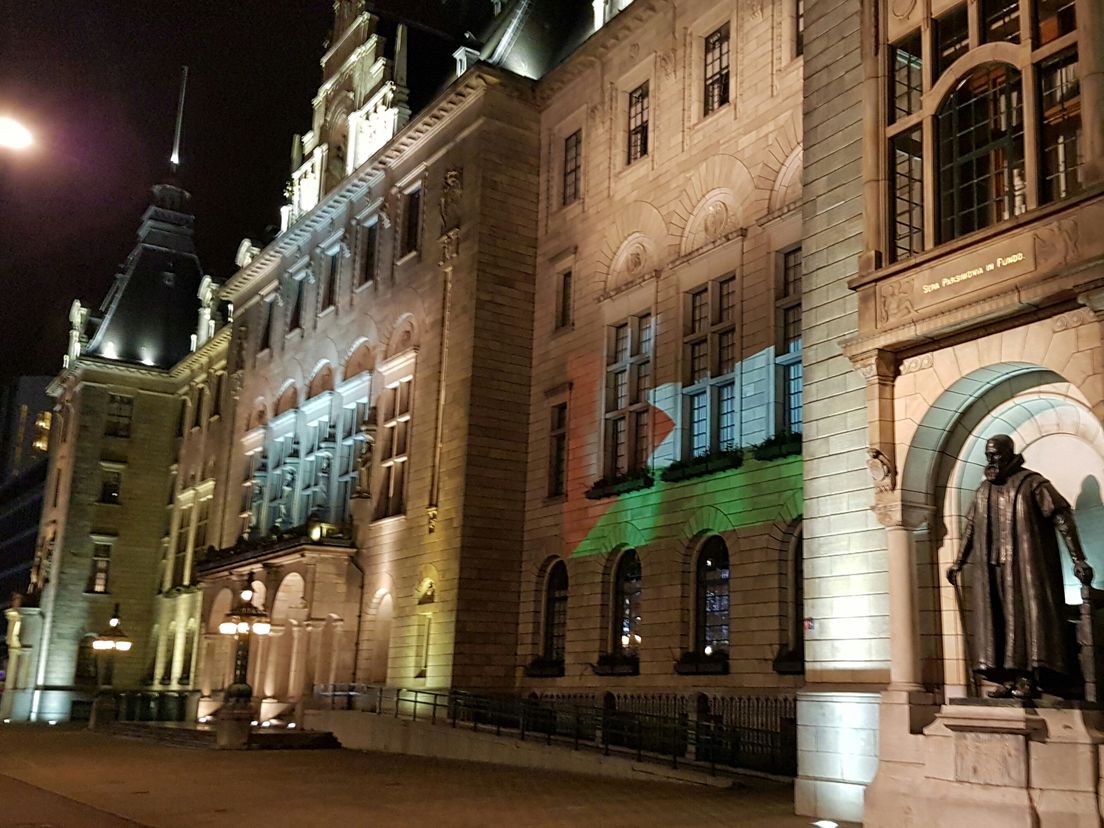 Het rood-wit-groen van de Palestijnse vlag op het stadhuis