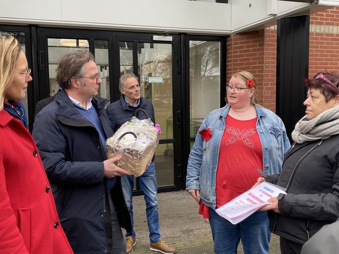 De actiegroep overhandigt de petitie aan de directie van GGZ Drenthe