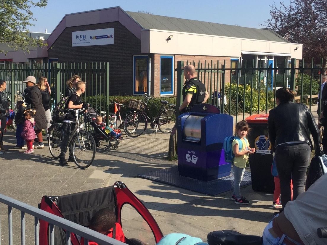 Agenten waken over scholieren bij C.B.S. De Bron in Spijkenisse