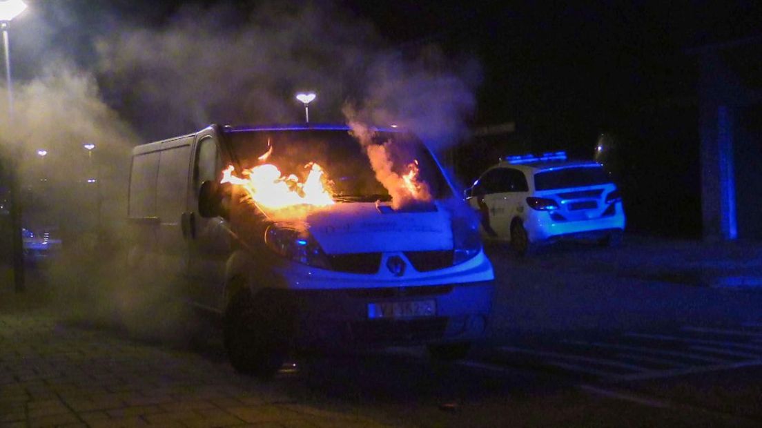 Bedrijfsbus in brand in Enschede