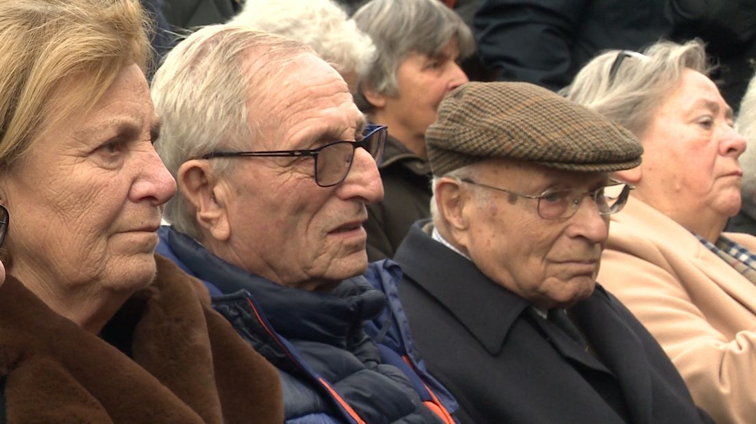 Max Nathans (tweede van links).