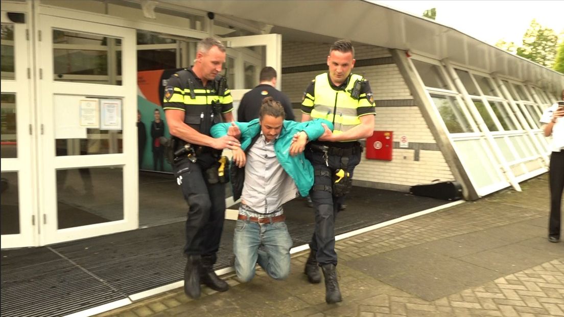 De laatste activist wordt door de politie weggedragen uit het schoolgebouw.