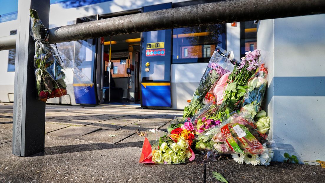 Bloemen bij de tramhalte waar de man overleed