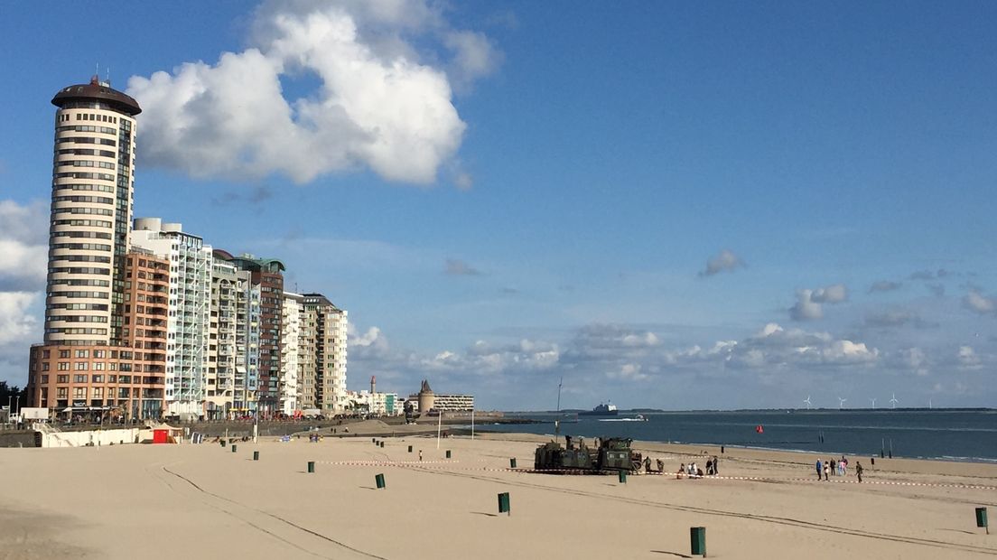 Mariniers oefenen op het badstrand van Vlissingen