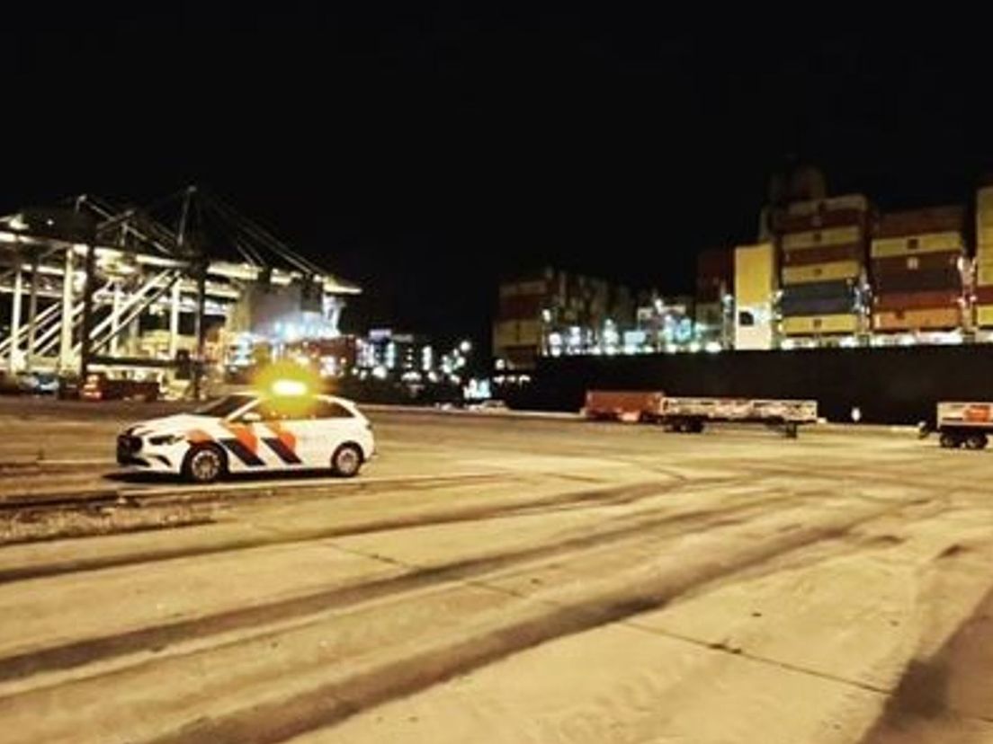 De douane pakte twee drugsuithalers op bij een containerterminal op de Maasvlakte.