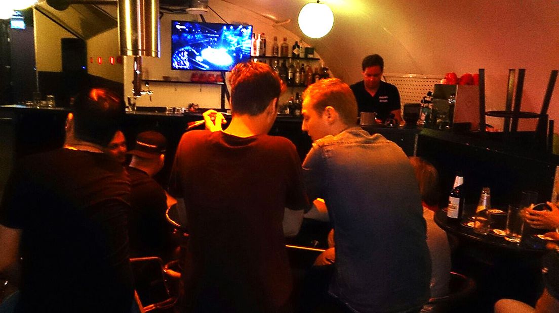 Ook in de U-bar onder café Bodytalk genieten fans van het festival.