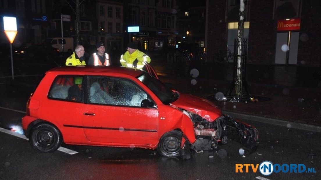 In de Stad ramde een alcomobilist een paaltje