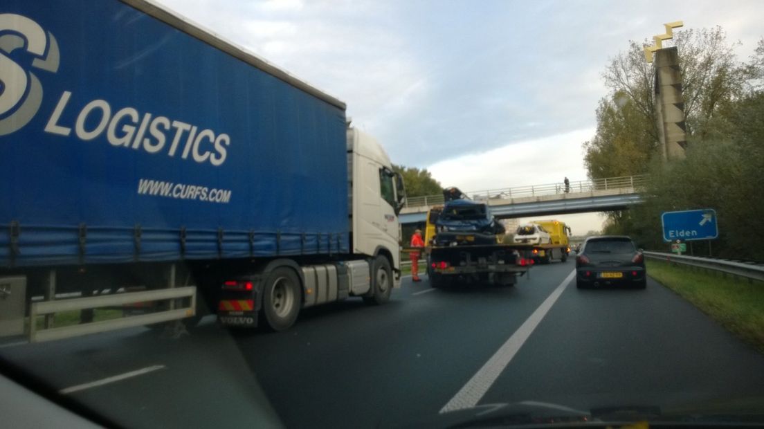 Auto en vrachtwagen botsen op A325