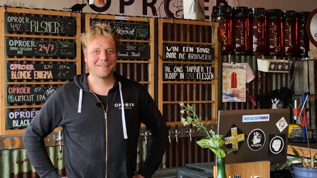 Mede-eigenaar Bart-Jan Hoeijmakers achter de bar in café Oproer