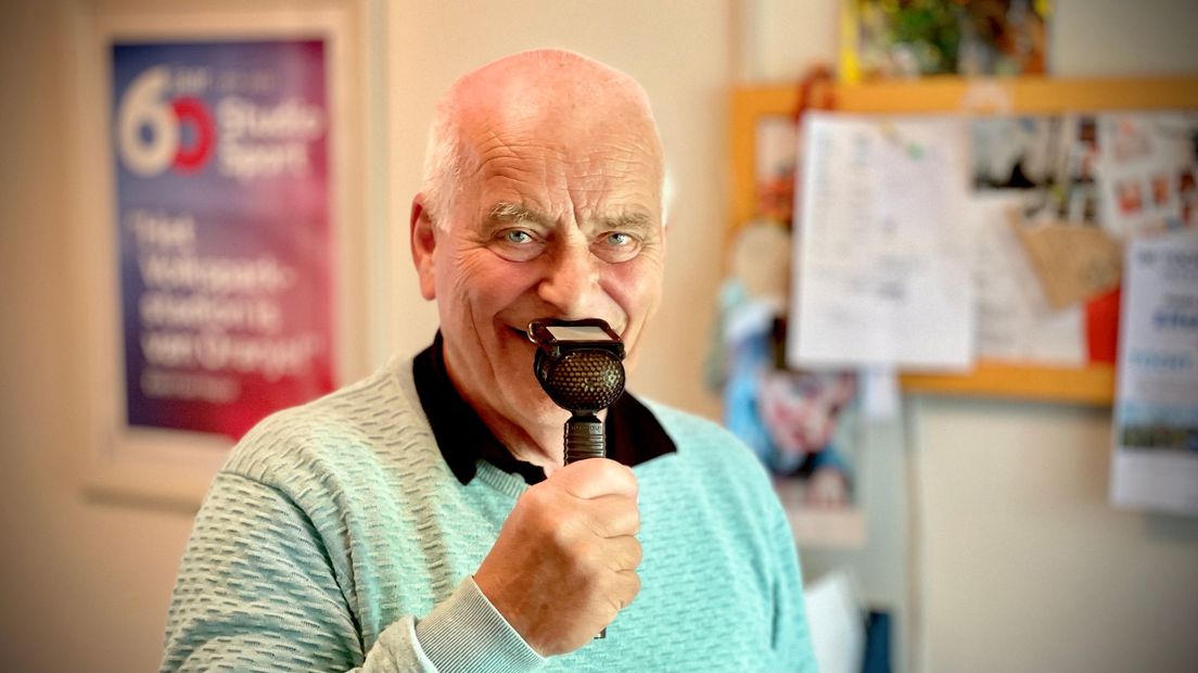 Evert ten Napel met zijn befaamde lipmicrofoon