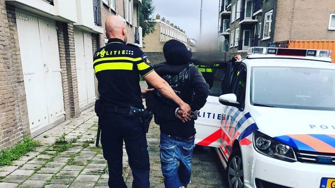 De politie hield na een melding van een 'hennepoverdracht' in Vlissingen vijf verdachten aan.