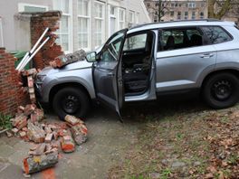 Muur in puin gereden door auto
