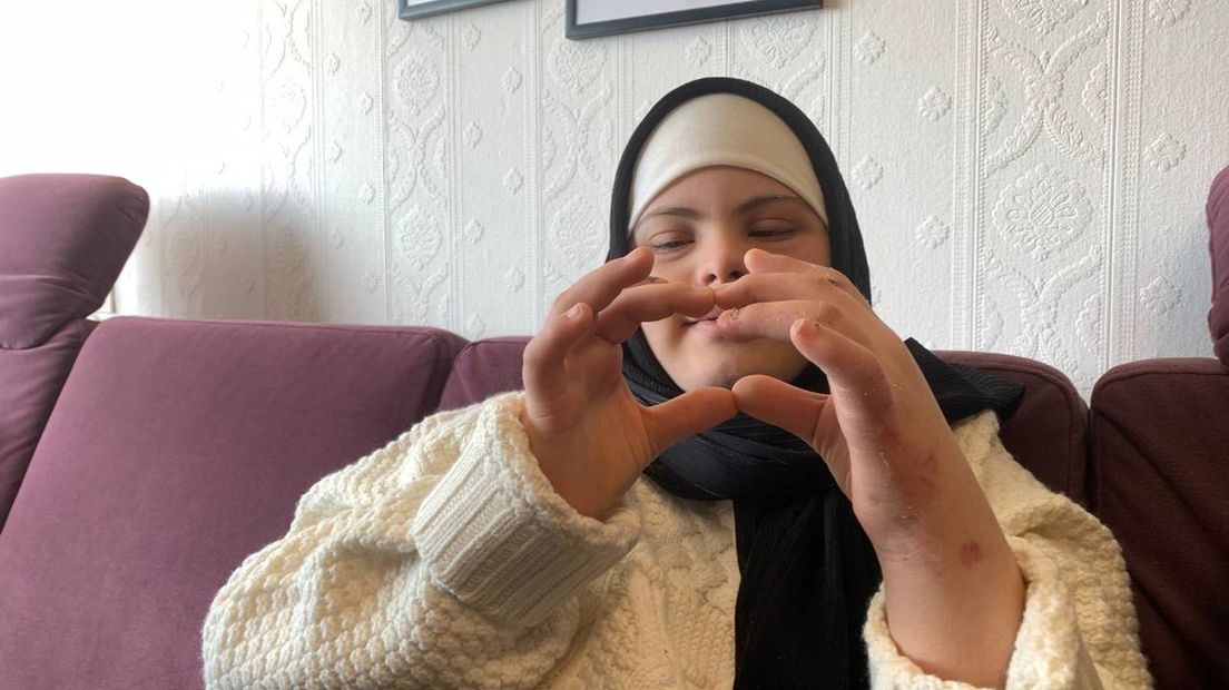 Zulfa maakt met haar vingers een hartje.