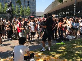 Honderd mensen protesteren bij Rotterdam Centraal na dood Belgische student