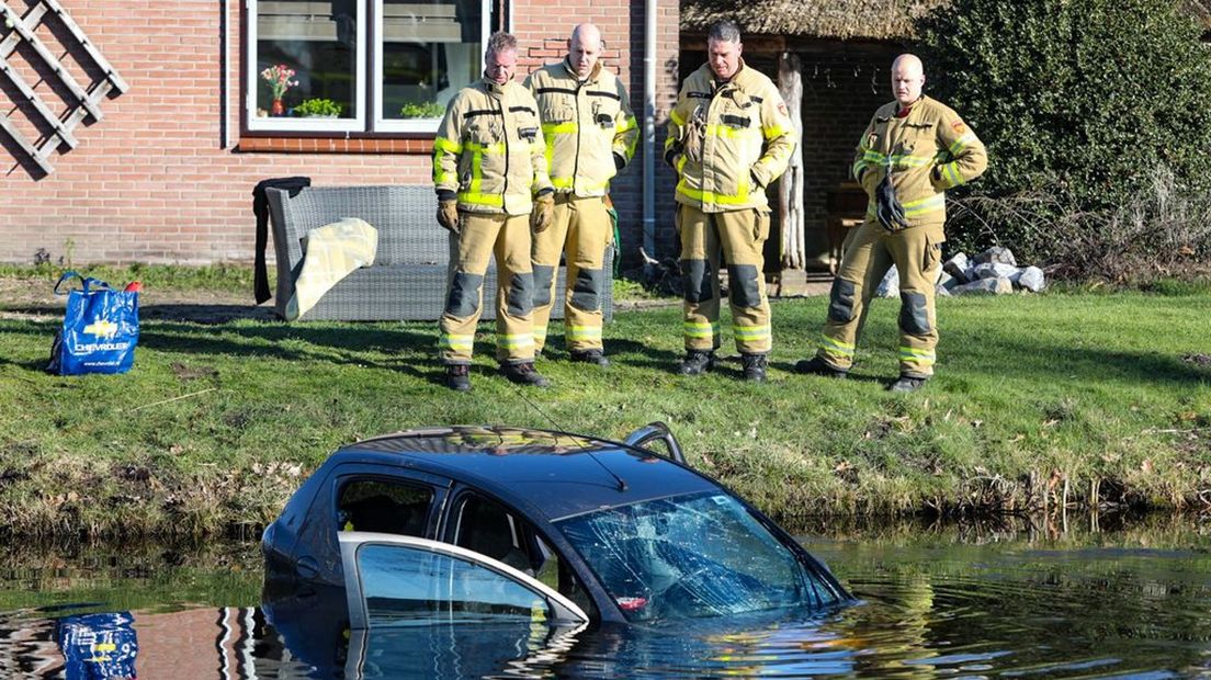 De te water geraakte auto in Lieren.