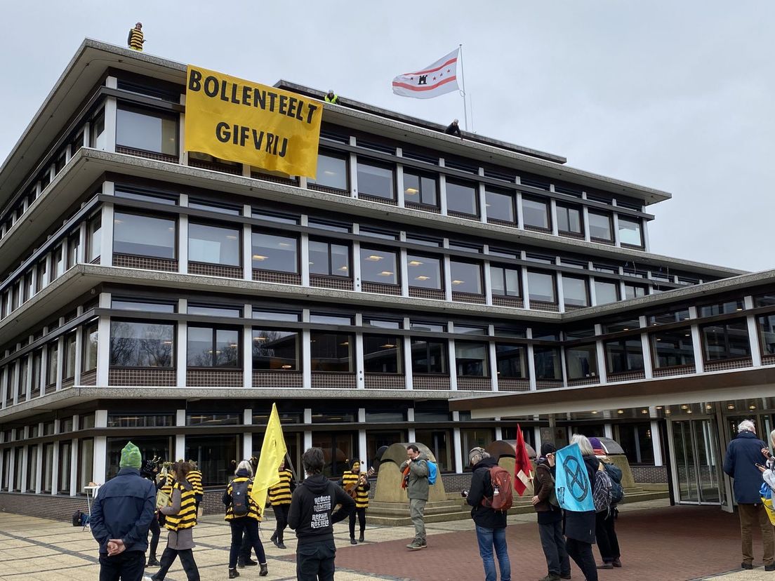 Demonstranten op het dak