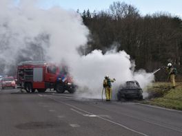 112 Nieuws: Auto vliegt bij Steenwijk tijdens rijden in brand | Veel schade bij botsing in Tubbergen