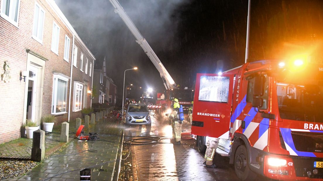 Uitslaande Woningbrand In Hulst, Dak Deels Gesloopt Om Vuur Te ...