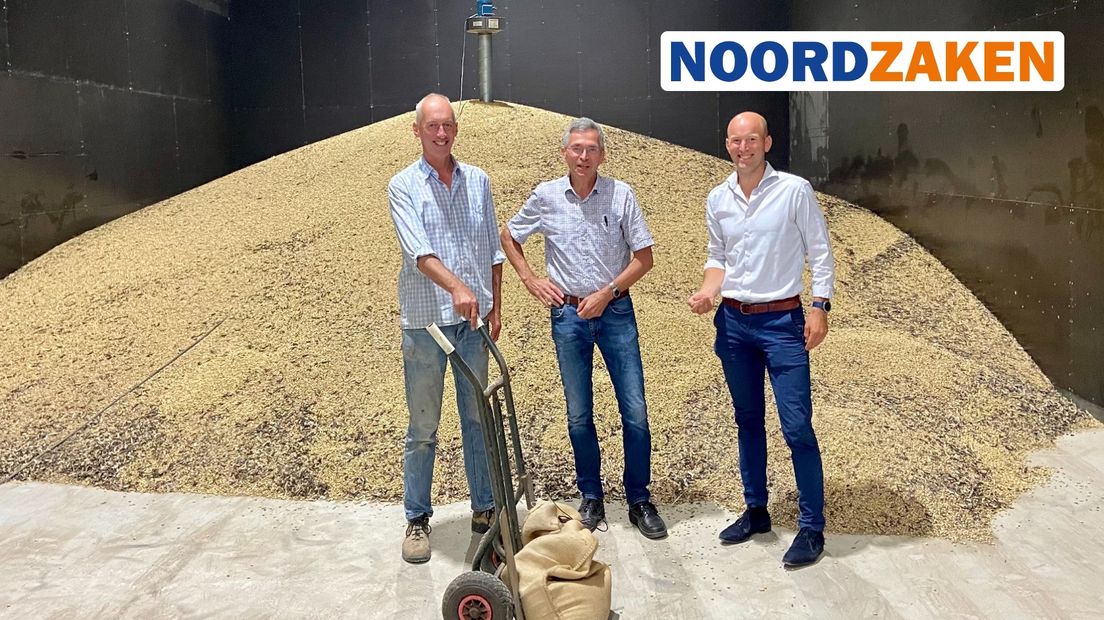 Veldbonen in opslag bij agrariër Boelo Tijdens (links) in Nieuw Beerta, naast hem Paul Kosters en Thijs Bosch van Cosun
