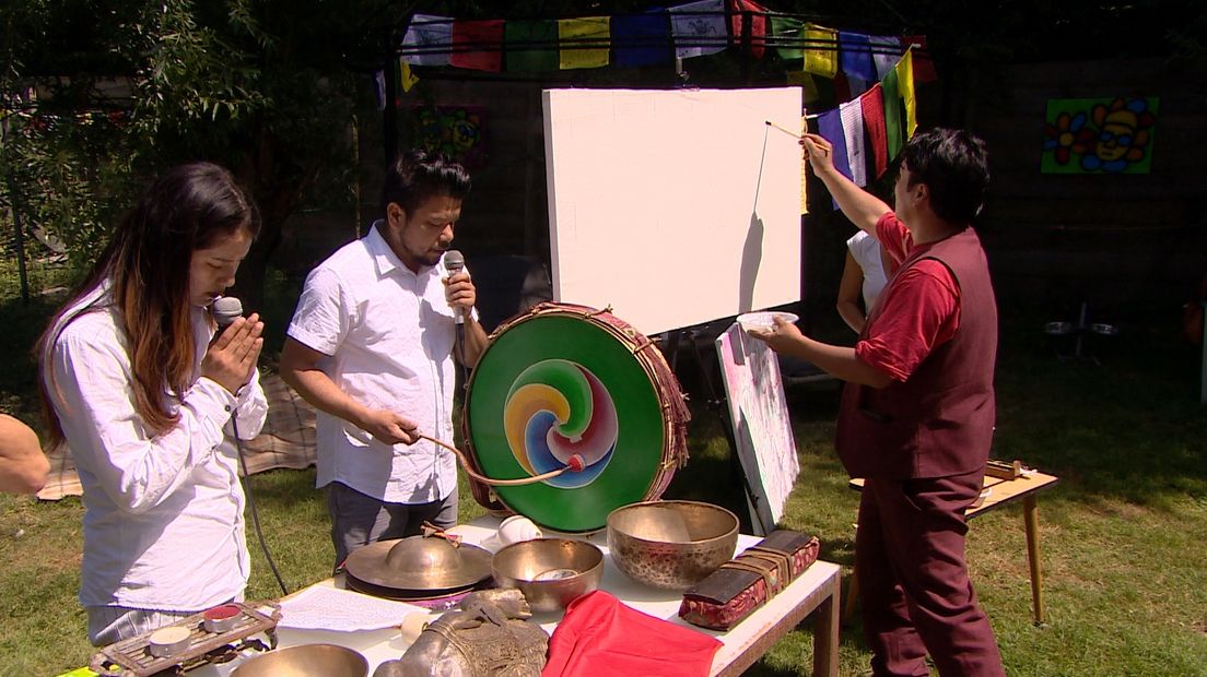 In Driewegen werd een workshop schilderen gegeven met Tibetaanse mantra's.