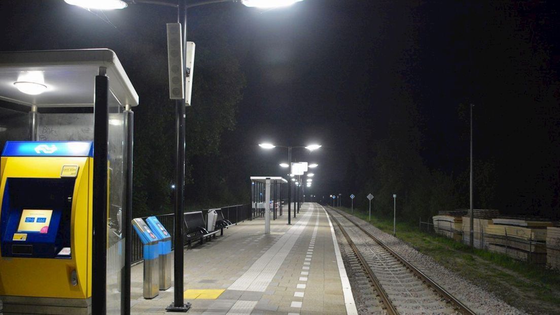 Leeg perron op station Vriezenveen