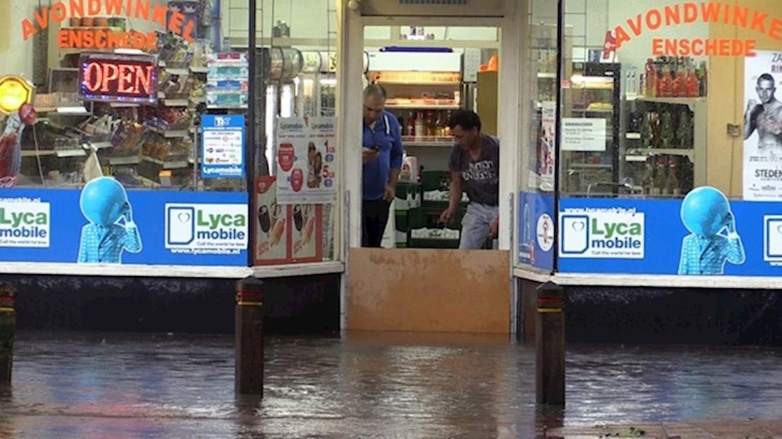 Wateroverlast na hevige regenval in Enschede