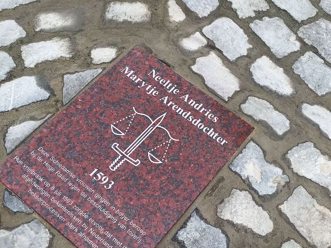 Gedenksteen voor twee Schiedamse heksen die werden veroordeeld tot de brandstapel