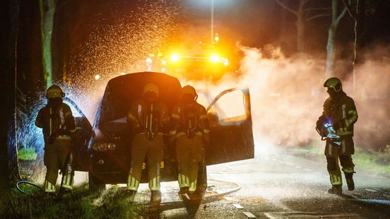 Rijdende auto vliegt spontaan in brand bij Schalkwijk, bestuurder met schrik vrij