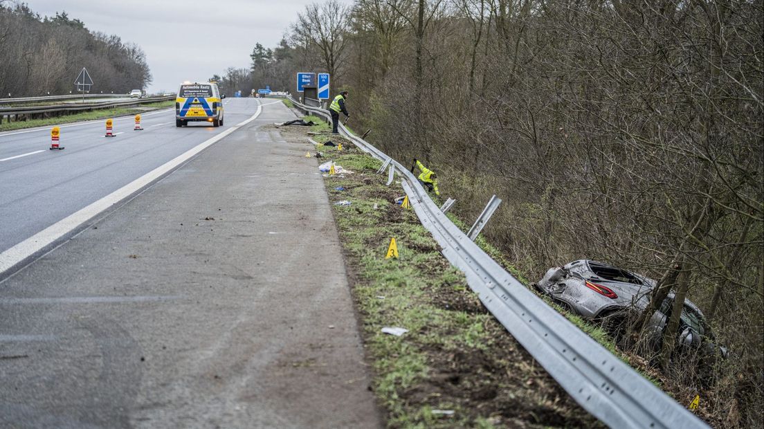 De Porsche Cayman raakte van de weg in de buurt van Elten.