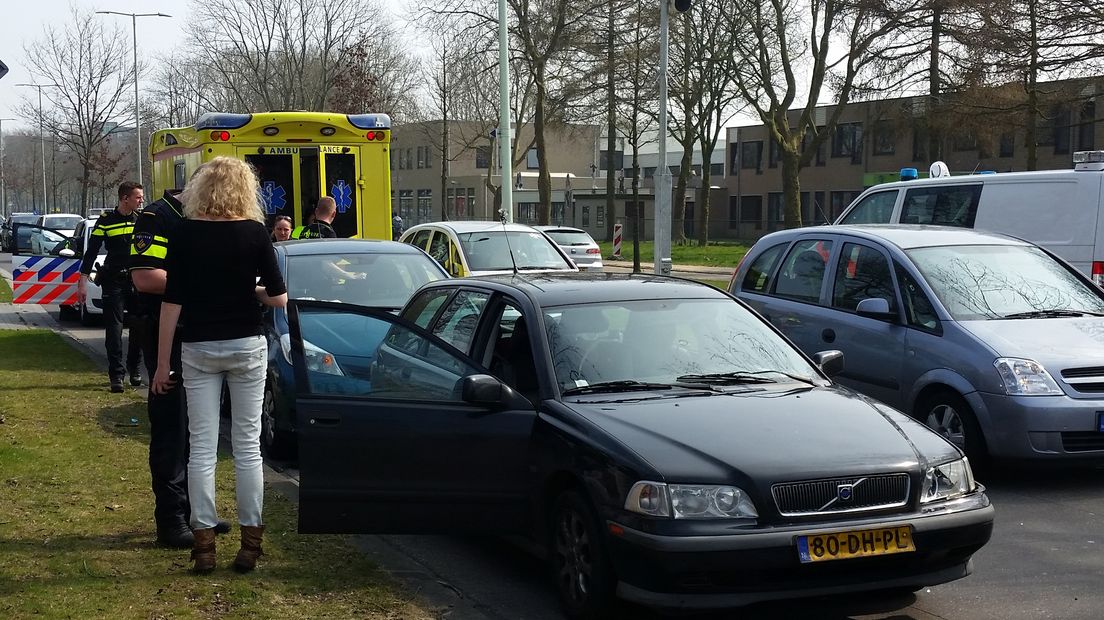 Een achteropkomende automobilist botste op zijn voorganger