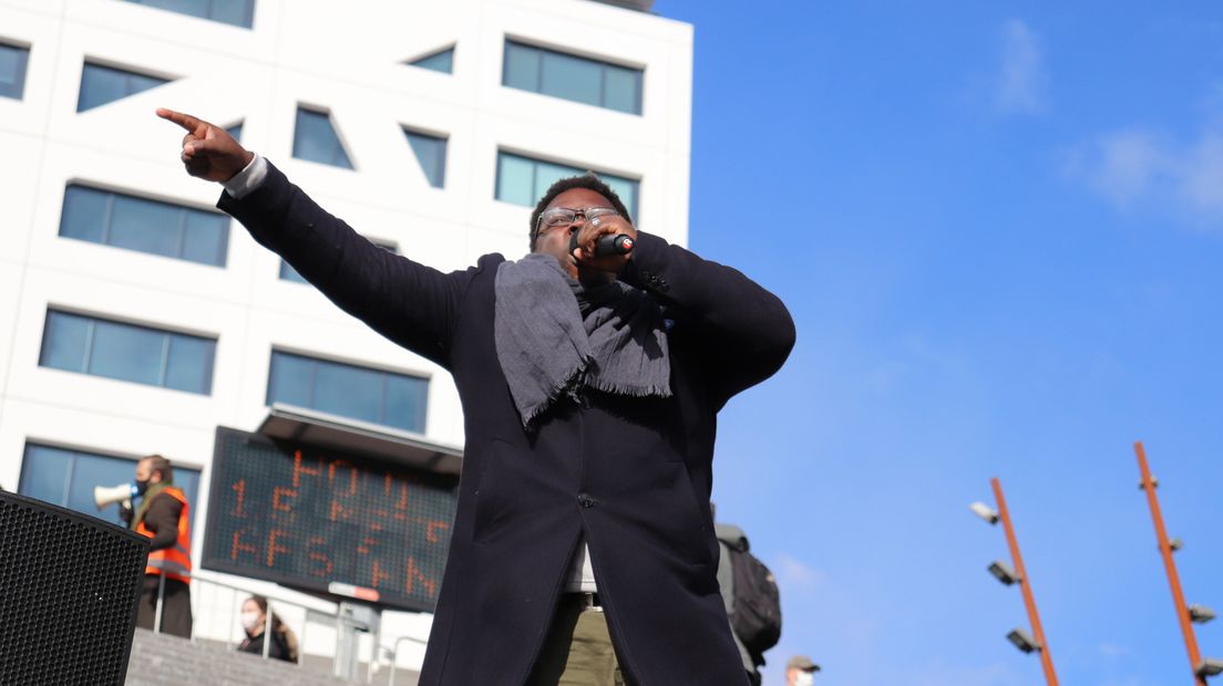 Organisator Leroy Lucas spreekt de menigte toe op het Jaarbeursplein.
